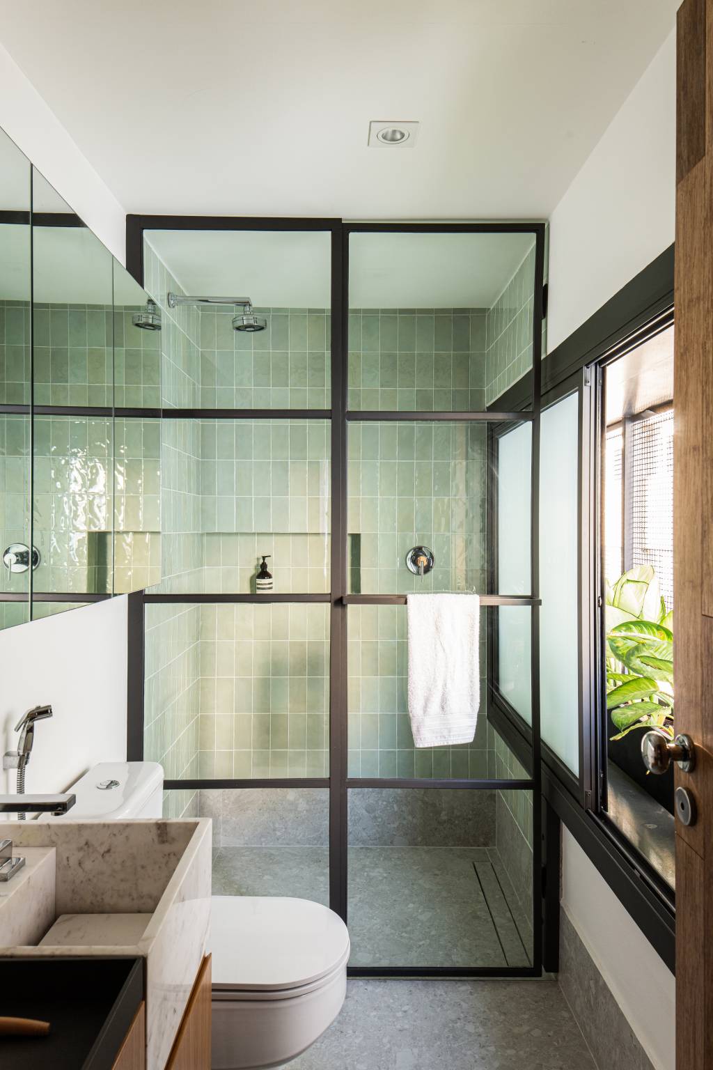 banheiro-verde-azulejo Banheiros com decoração verde para se inspirar