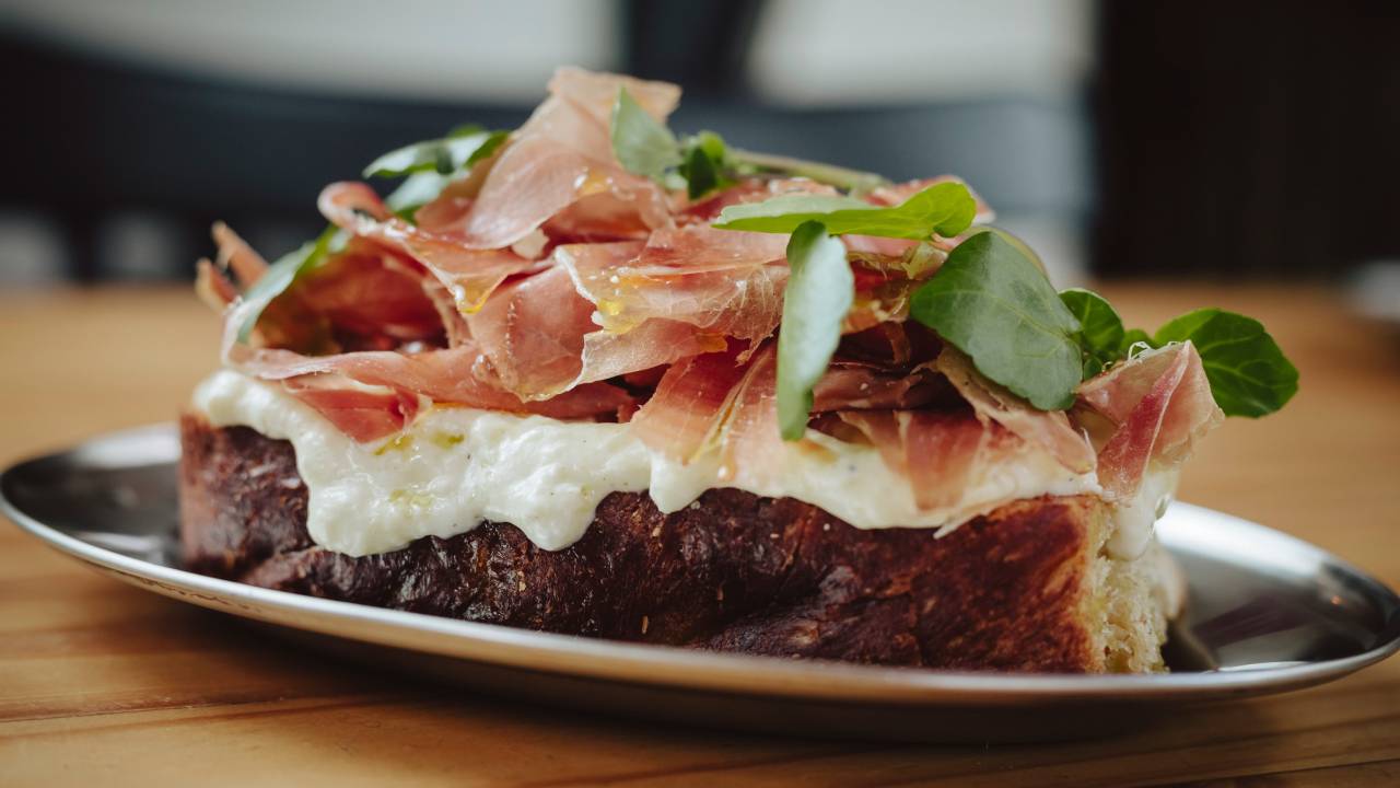 Toast de presunto cru, mussarela de búfala e compota de figo da casa do AE! Café & Cozinha
