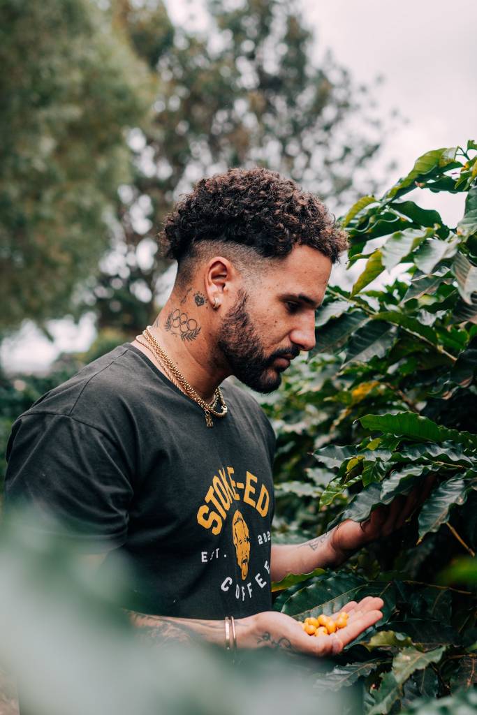 Na fazenda na Chapada Diamantina, Ítalo Ferreira acompanha a colheita dos grãos de café