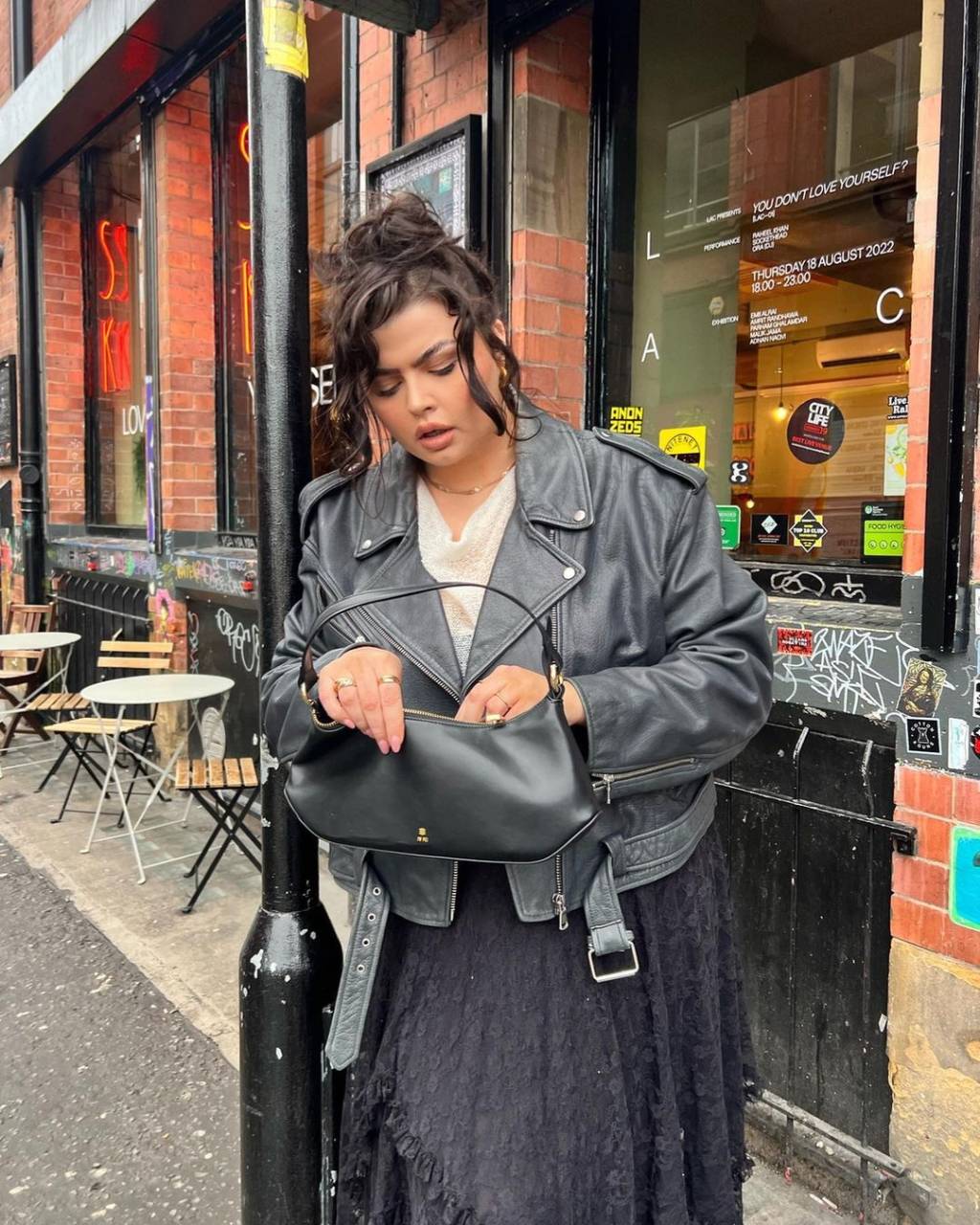 look-com-jaqueta-de-couro Peças que não saem de moda
