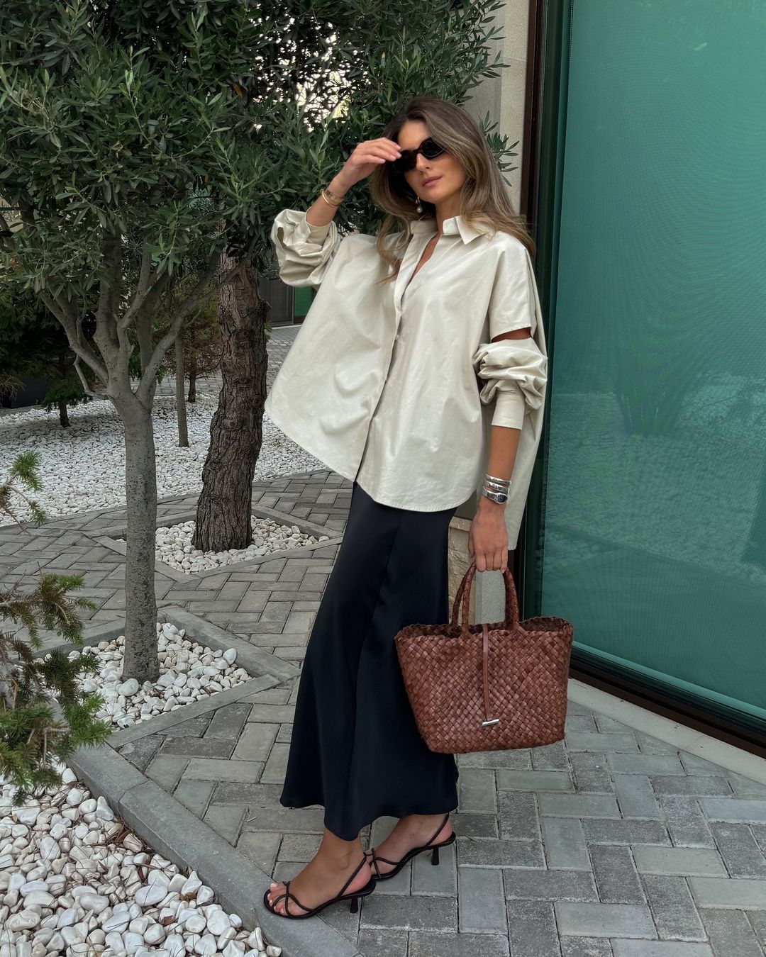 Camisa e saia midi em look elegante