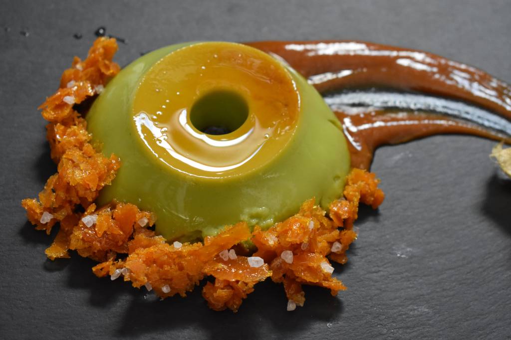 Pudim de pistache é servido com caramelo salgado