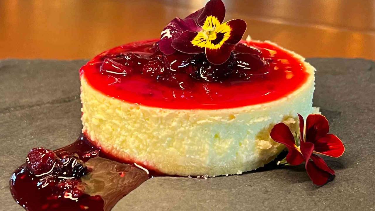 Cheesecake de pistache com calda de frutas vermelhas