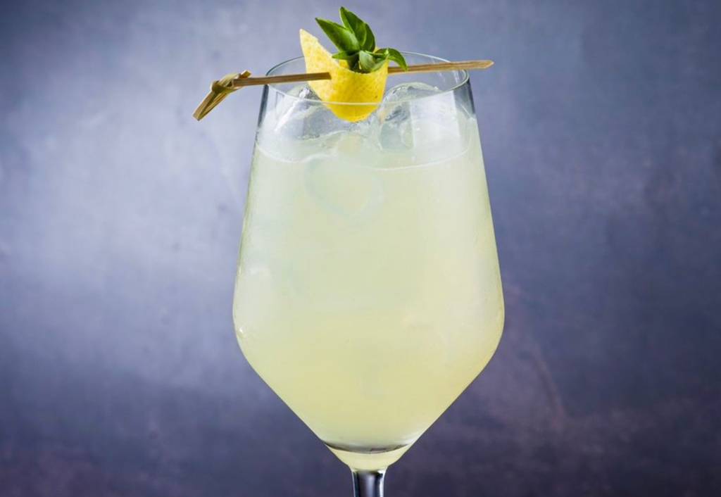 Receita do drink La Sicília, com gim de pera, uvas e limão