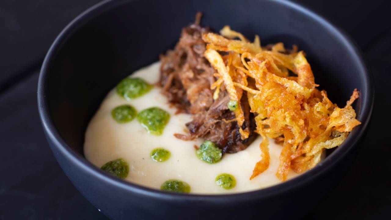 Creme de mandioca, queijo coalho, ragu de pernil suíno e crispy de mandioquinha da A Maná Gastrobar, que participa do Festival Sabores de Socorro