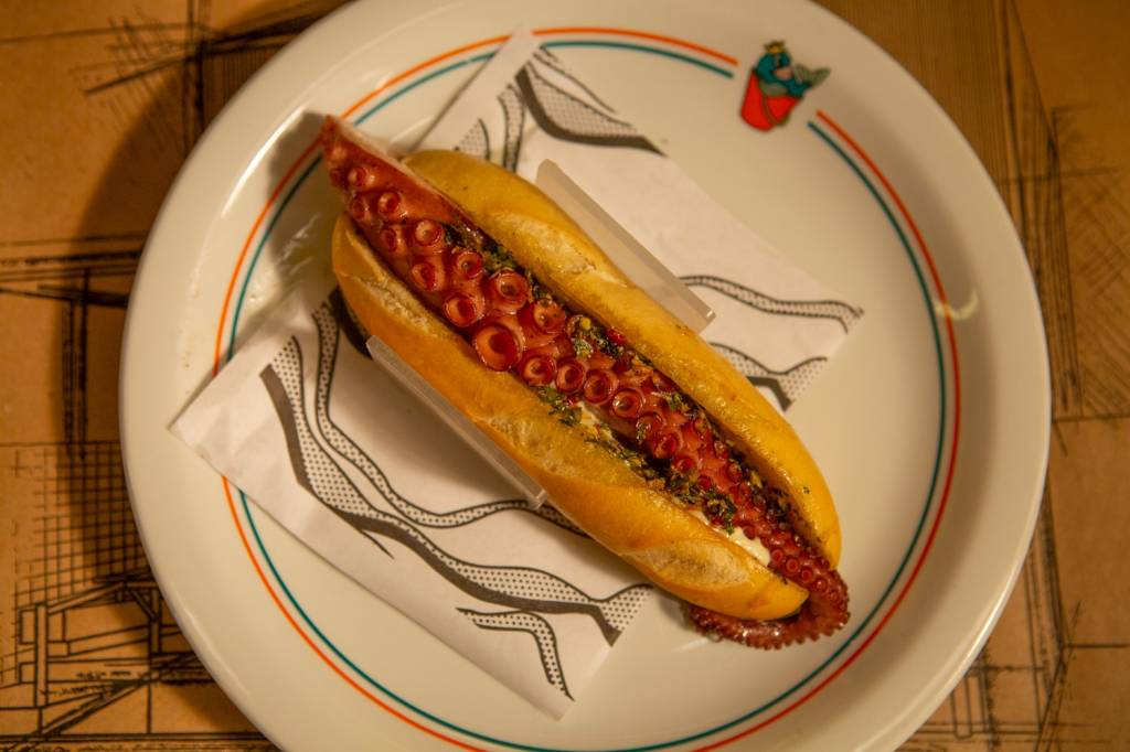 Cachorro-quente Choripolvo, do Notorious Fish, em São Paulo