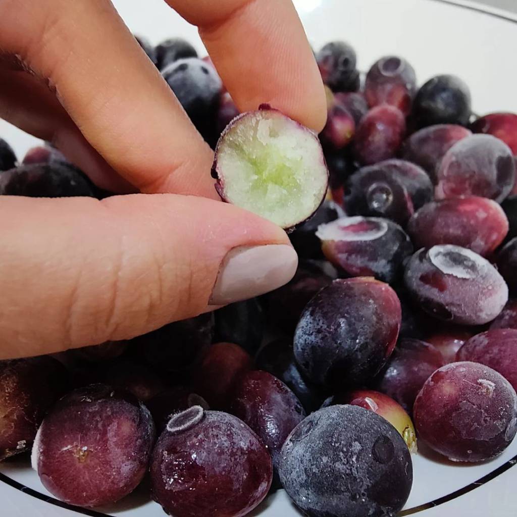 Uvas congeladas podem servir como petisco para as crianças em dias quentes, substituindo sorvetes