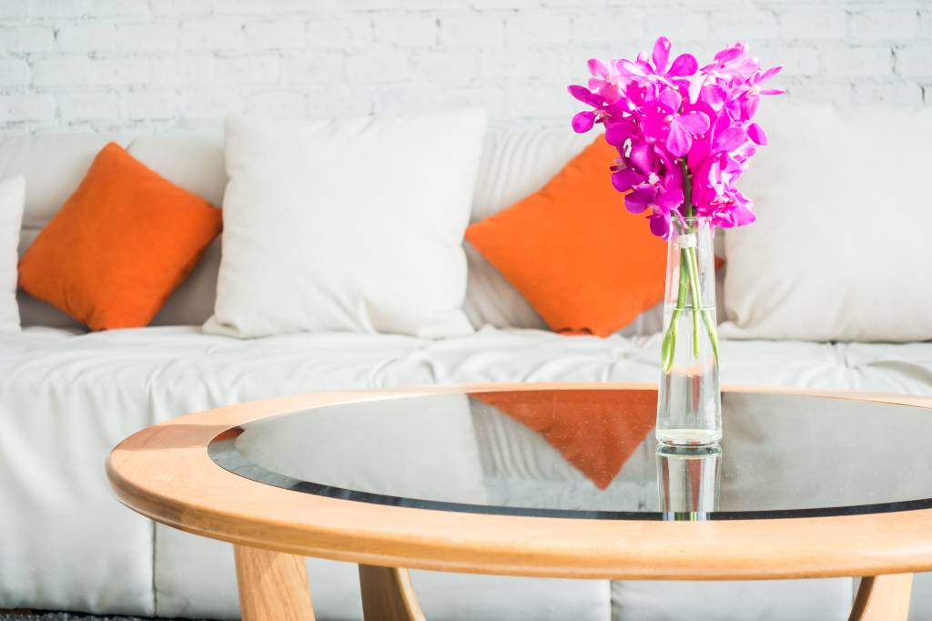 Como decorar a mesa de centro para elevar o visual da sala