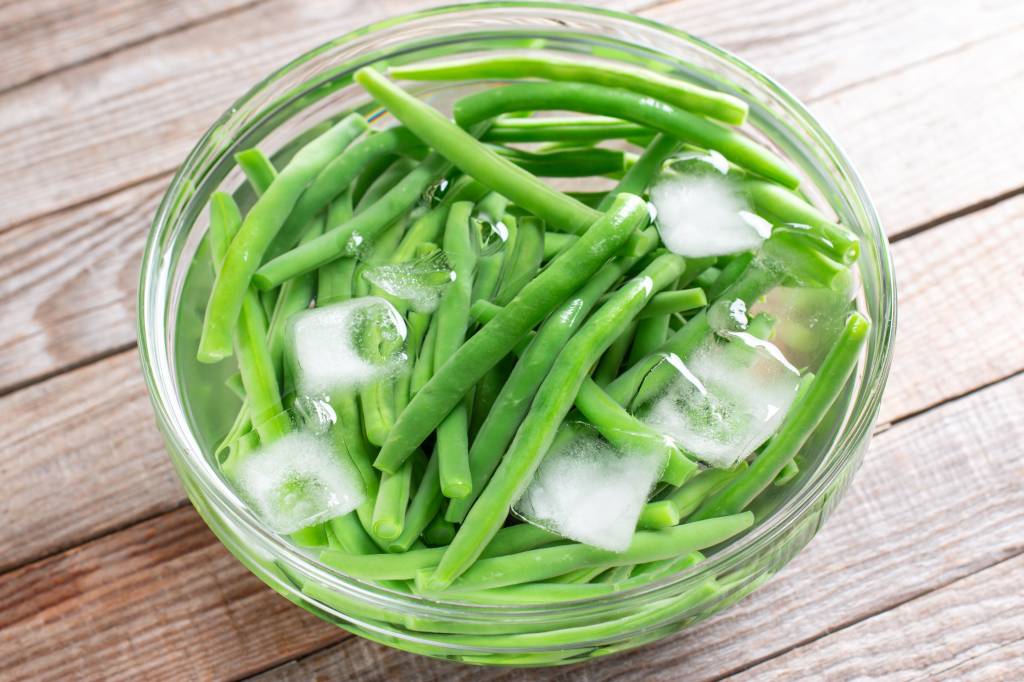 como-congelar-alimentos-branqueamento Processo de branqueamento deve ser feito com legumes e vegetais antes de serem congelados