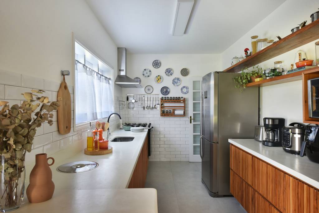 decoração-da-parede-com-pratos Parede da cozinha decorada com pratos
