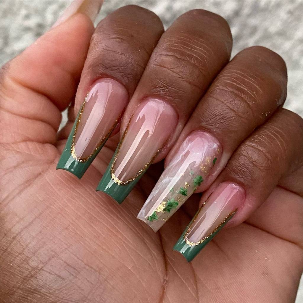 decoração-unha-verde-encapsulada 5 inspirações de unhas verdes decoradas para apostar nessa primavera
