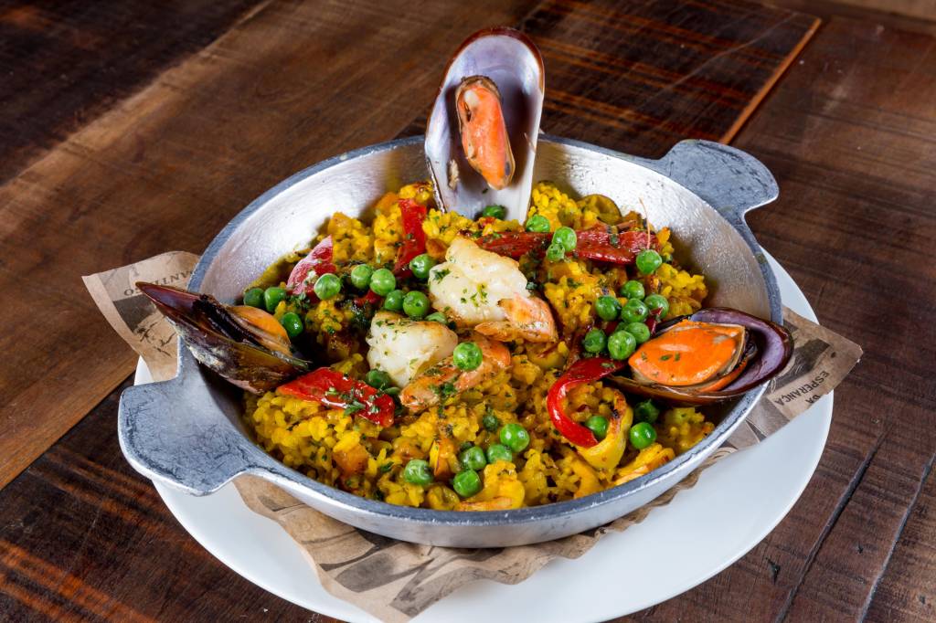 Paella da Casa, servida na Adega Santiago