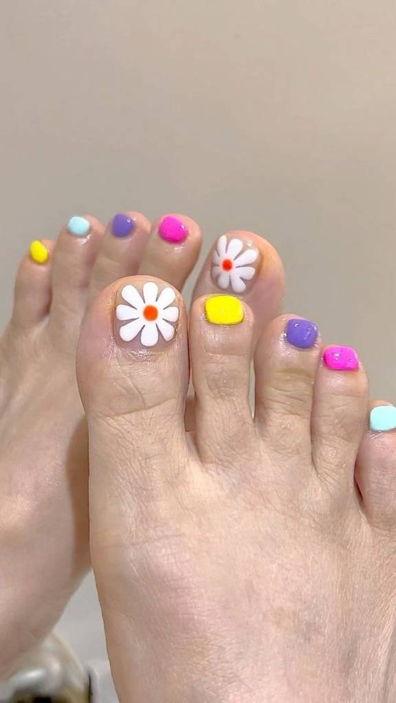 4 inspirações delicadas de nail art com flores para as unhas dos pés