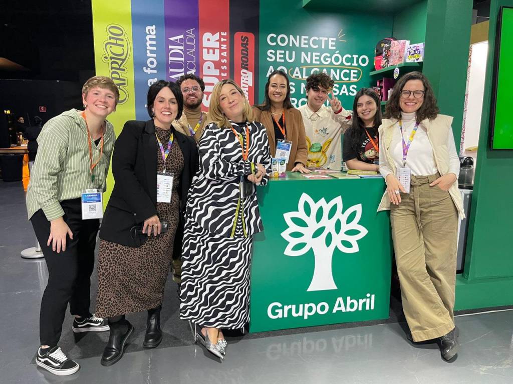 Amanda Mello, Andrea Martinelli, Helena Galante, membros do Time de Licenciamento e Redação Capricho no Estande do Grupo Abril na Licensing Con 2024