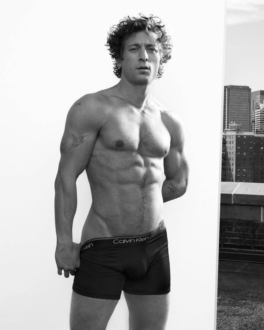 jeremy-allen-de-the-bear Jeremy Allen White é flagrado aos beijos com colega de “The Bear”