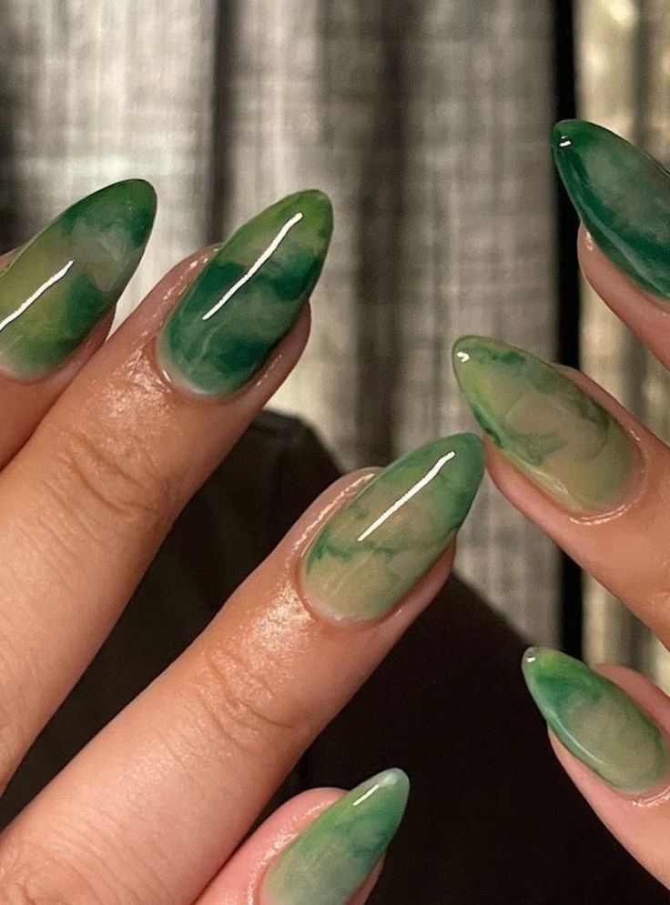 nail-art-verde-marmorizada 5 inspirações de unhas verdes decoradas para apostar nessa primavera