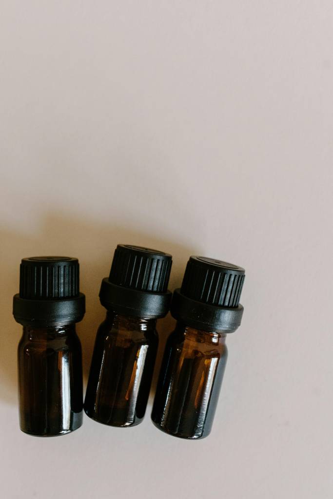 óleos-essenciais-skincare-pele Skincare holístico: como usar a aromaterapia nos cuidados com a pele?
