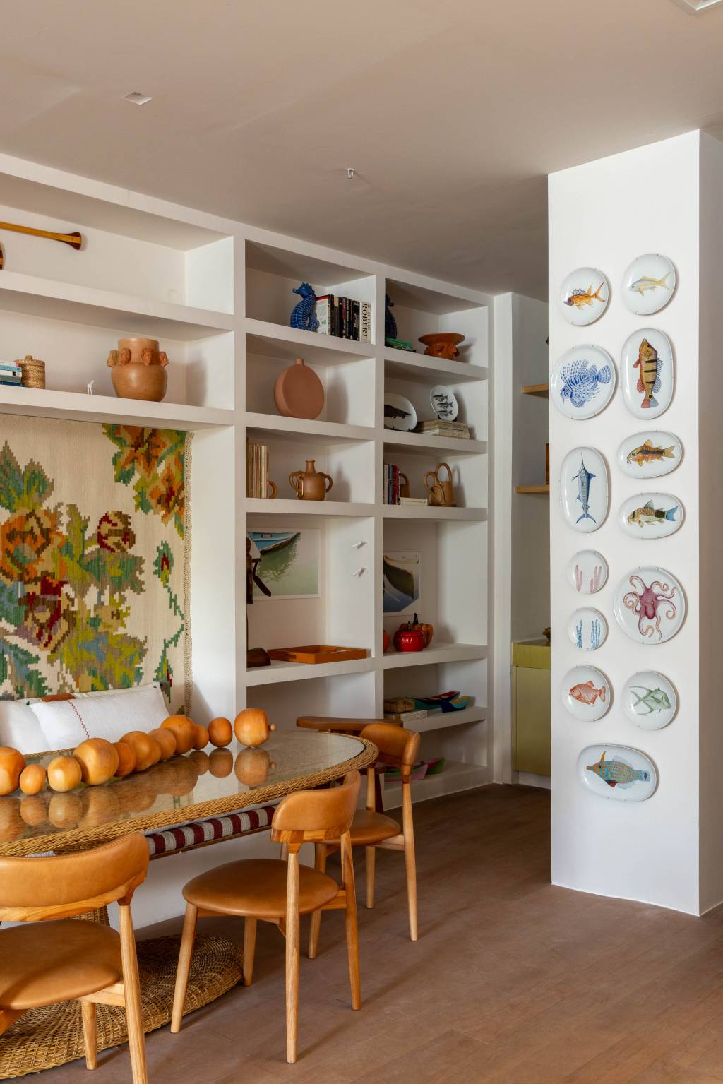 parede-com-decoração-de-pratos Decoração com pratos na sala