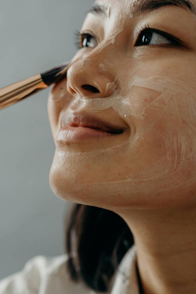 pele-skincare-holístico-aromaterapia Skincare holístico: como usar a aromaterapia nos cuidados com a pele?