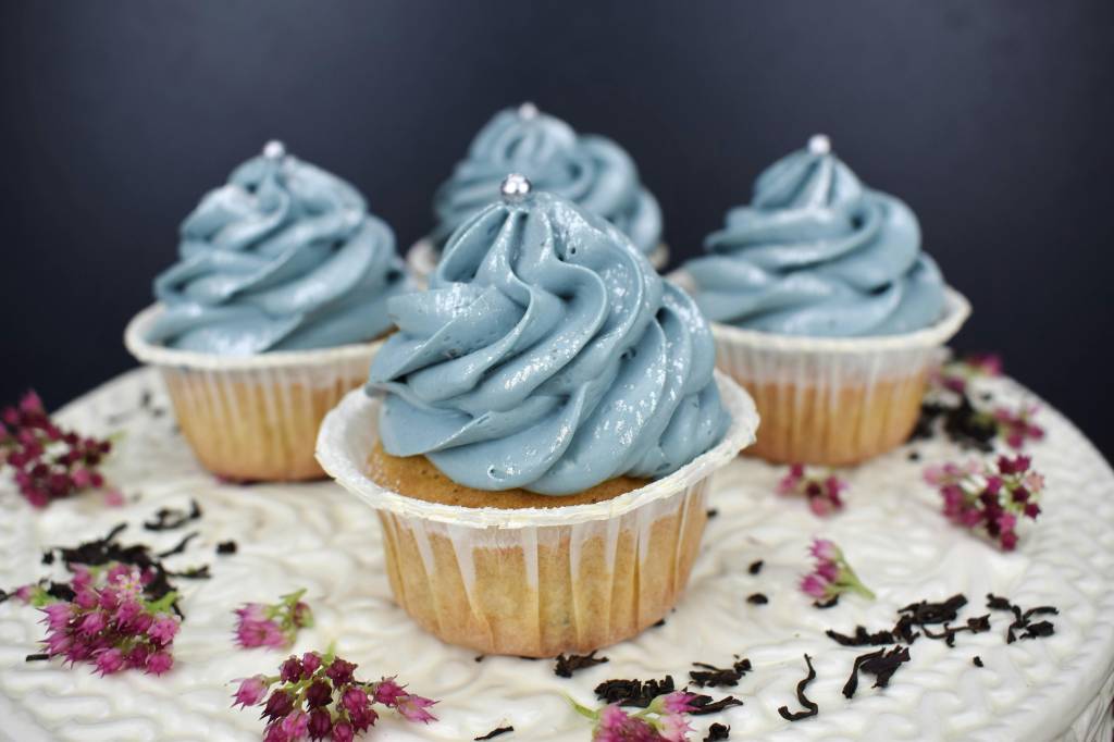 Cupcakes para uma mesa de bolo bonita e charmosa