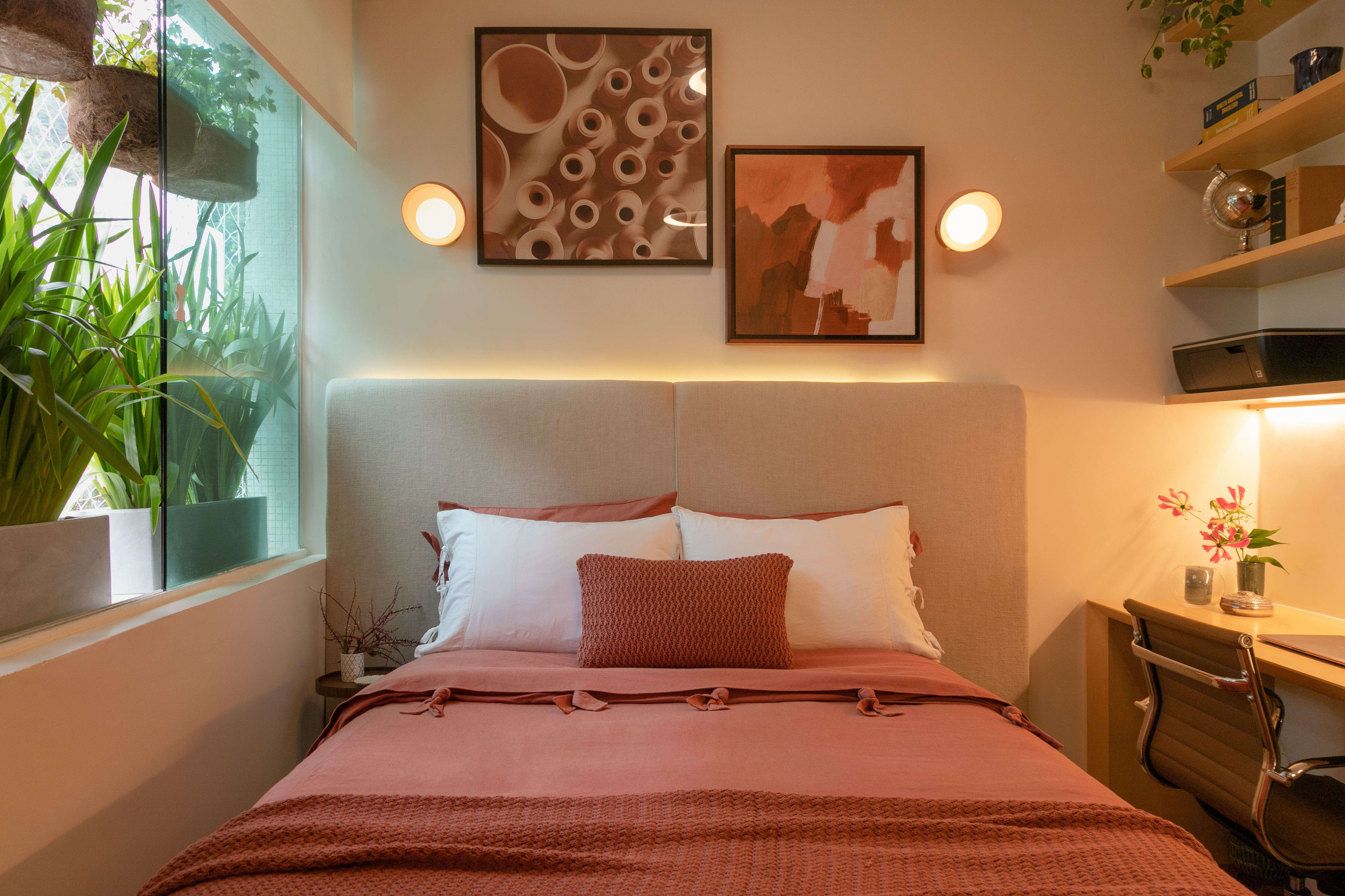 Foto de quarto com ilumina&ccedil;&atilde;o indireta e amarela