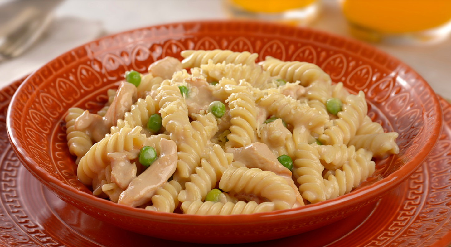 Macarrão com frango e creme de cebola fica pronto em 20 minutos