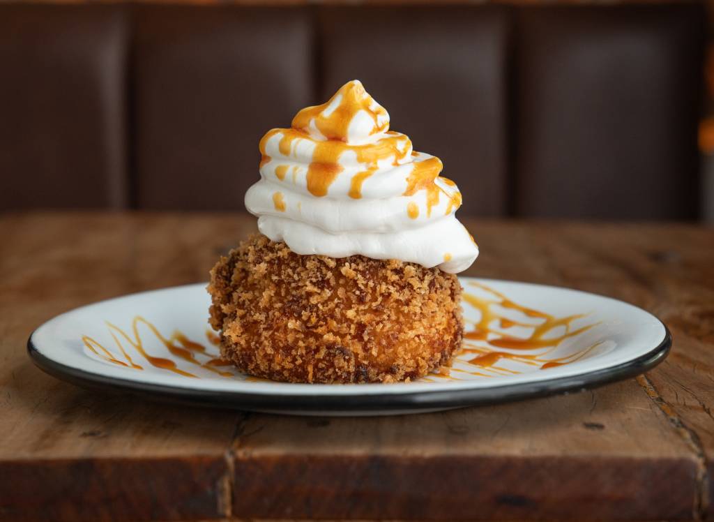 Pudim frito leva chantilly e calda de caramelo