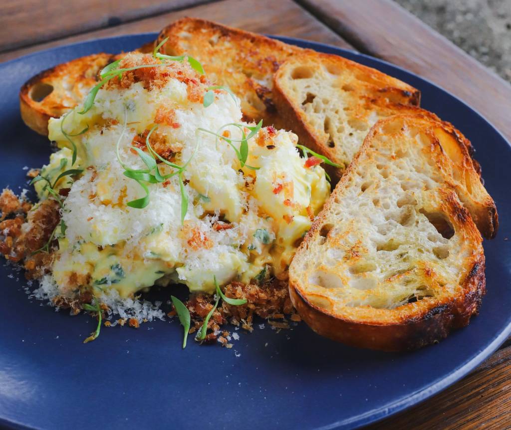 Salada de ovos com bacon para comer com pão: aprenda a receita