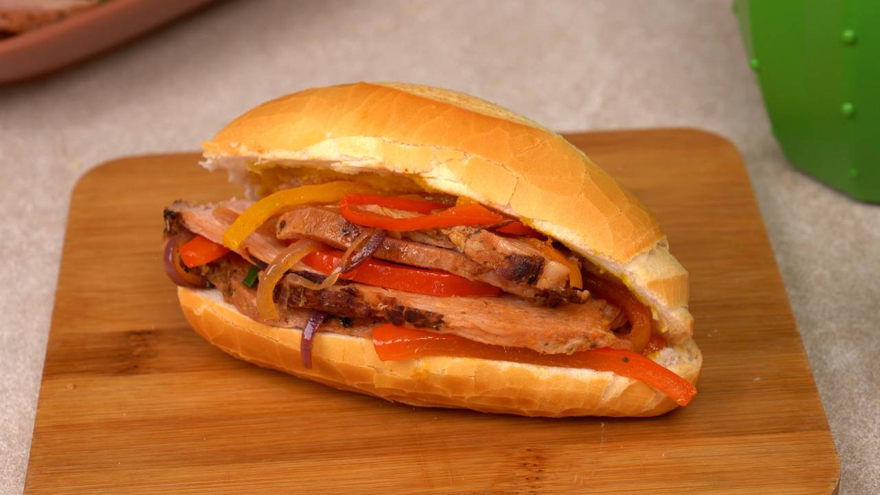 Sanduíche de pernil no pão francês leva pimentão e cebola