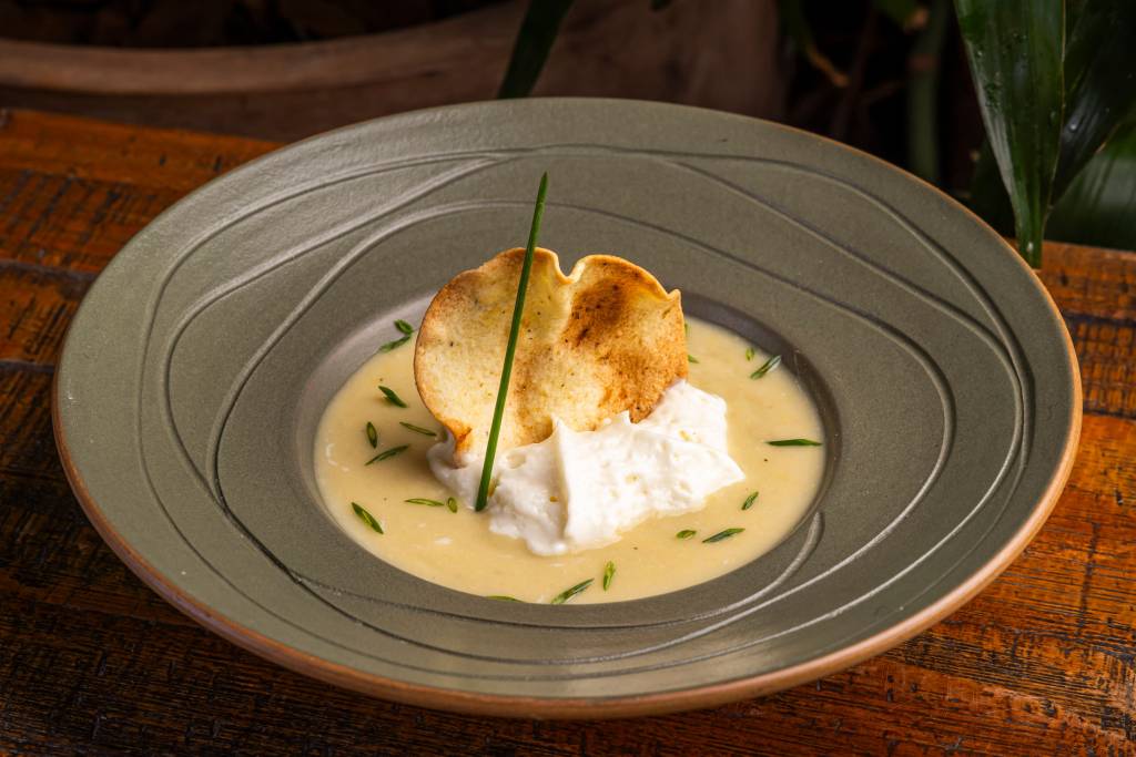 Sopa de Milho Verde com Espuma de Queijo Tulha do restaurante Capim Santo, para o dia do Vegetarianismo