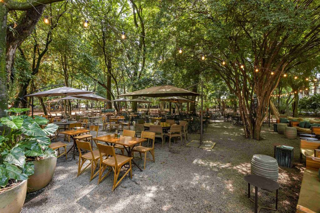 Espaço do restaurante Capim Santo no Solar Fábio Prado faz esquecer da correria paulistana