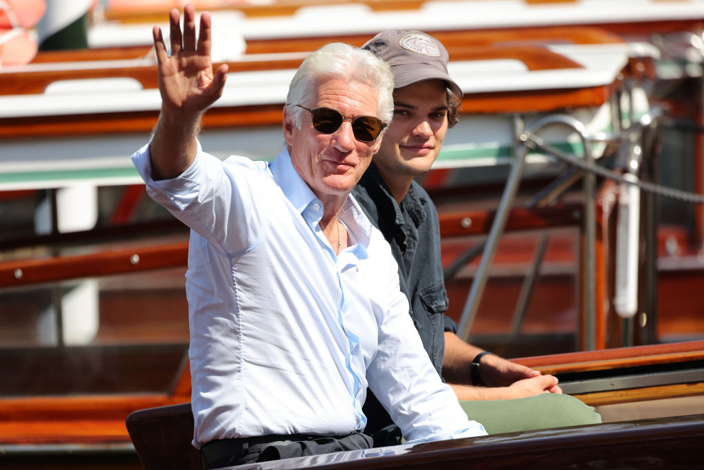 Richard Gere faz rara aparição ao lado do filho no Festival de Veneza
