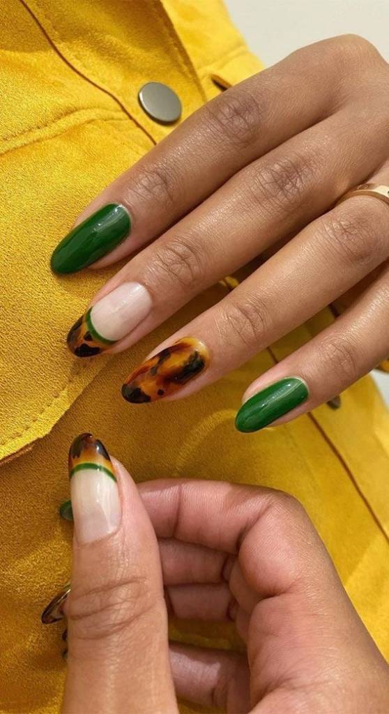 unha-verde-animal-print 5 inspirações de unhas verdes decoradas para apostar nessa primavera