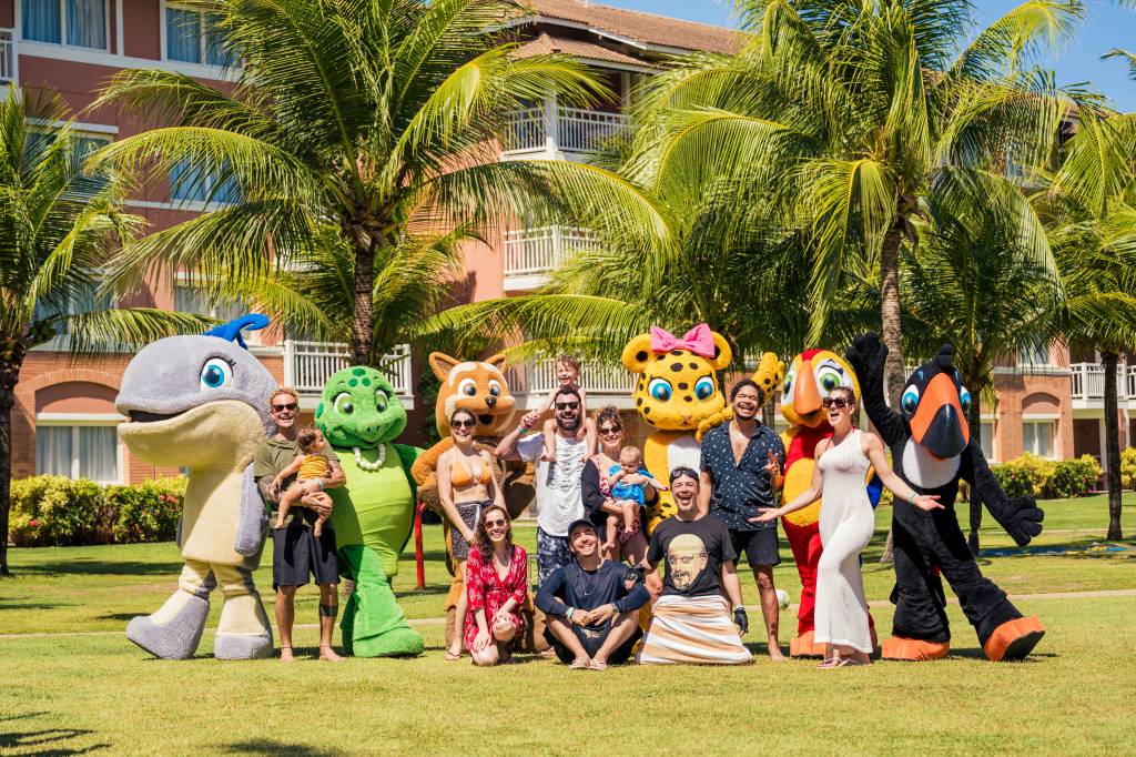 Elenco de Sandy & Junior aproveita viagem com filhos e cônjuges