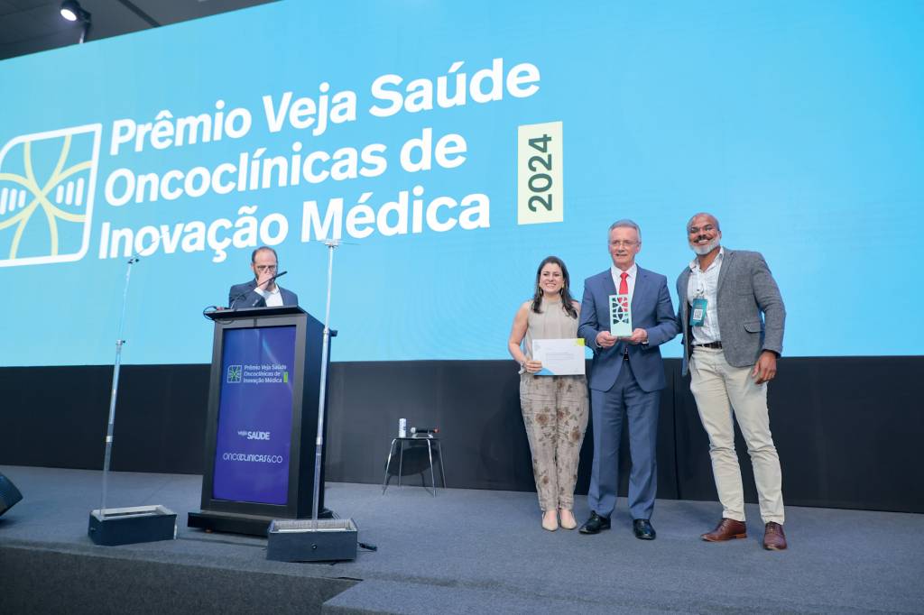 IMAGEM HORIZONTAL E DESTAQUE_ONCOCLINICAS2 Representantes do TeleOncoped recebem o prêmio