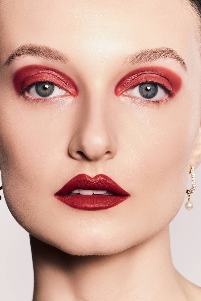 batom-vermelho-olhos-intensos Invasão vermelha: 4 forma inusitadas de usar o batom vermelho