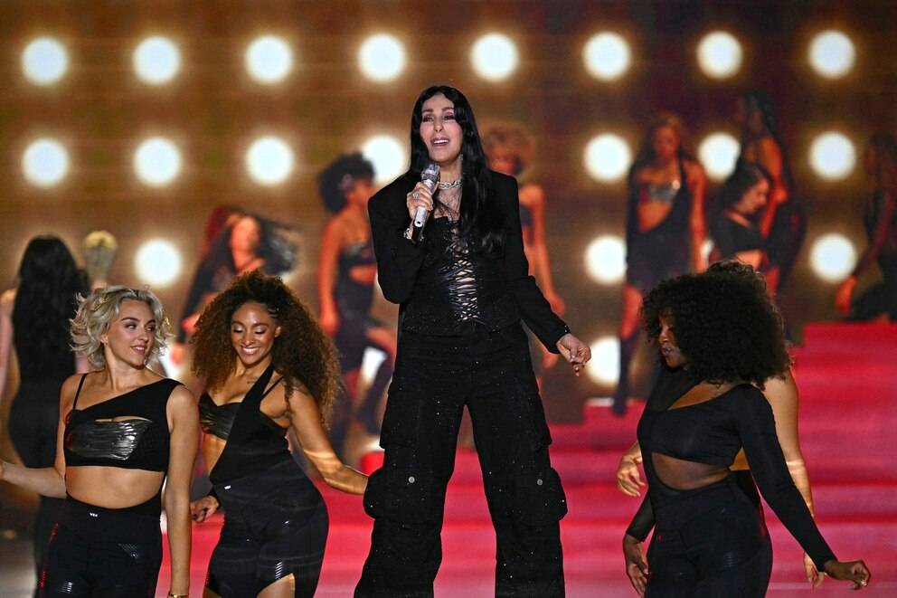 Ícone fashion: Cher é o grande destaque do desfile da Victoria’s Secret