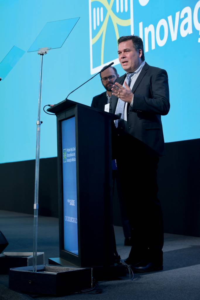 imagem vertical_ONCOCLINICAS Representante da A.C.Camargo Cancer Center discursando