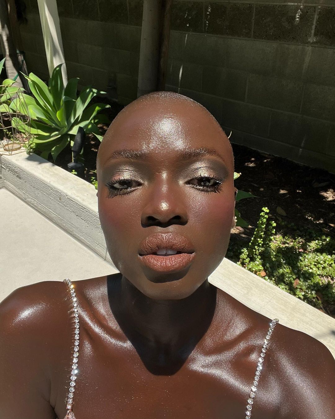 Maquiagem com olhos cintilantes e cinza