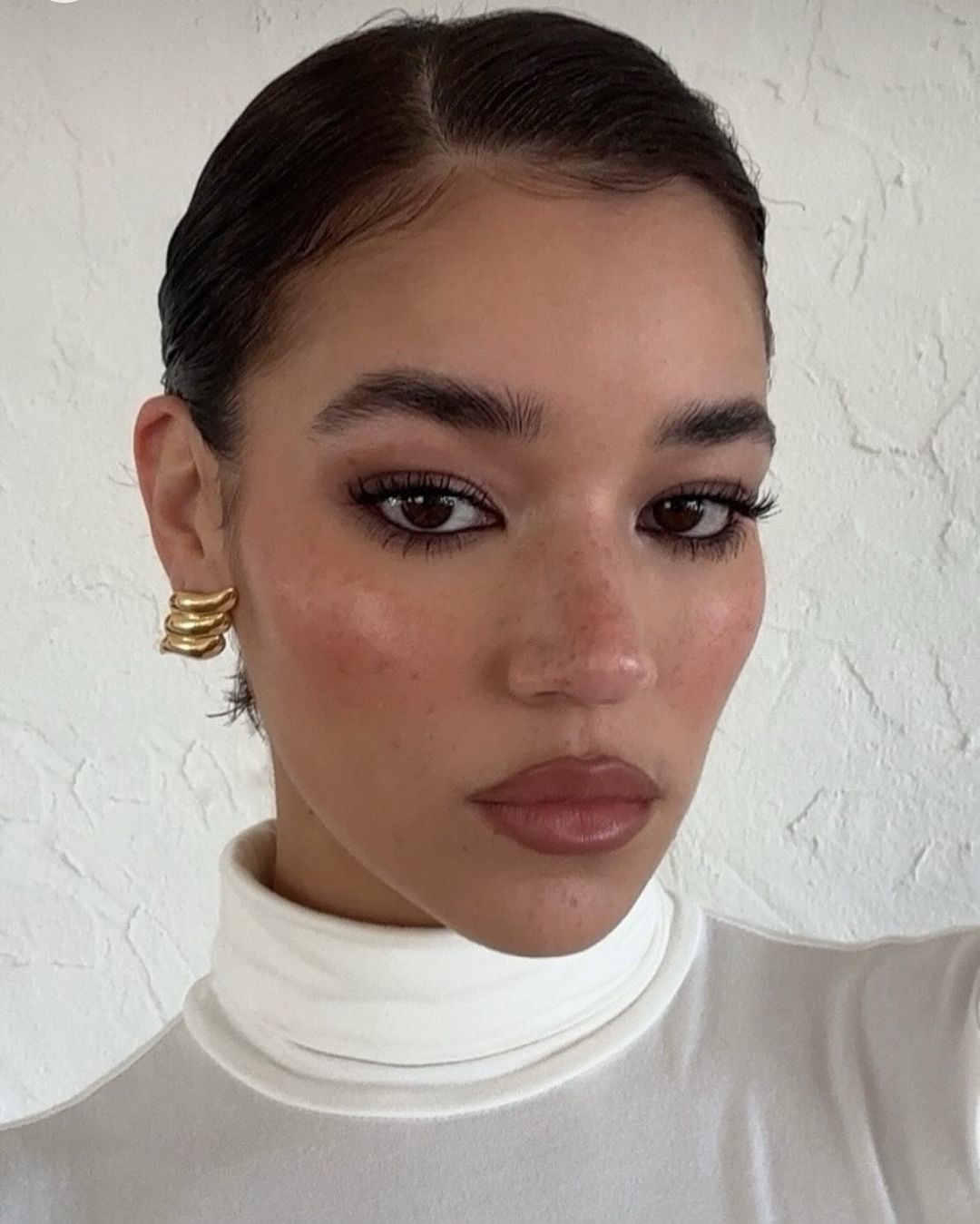 Maquiagem com olhos marcados