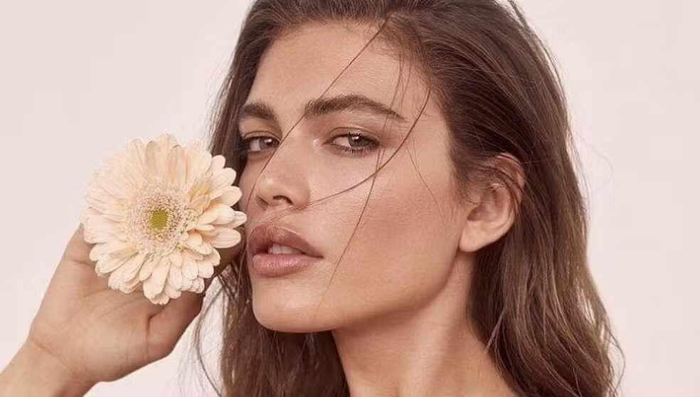 Conheça a modelo brasileira trans que estará no desfile da Victoria’s Secrets