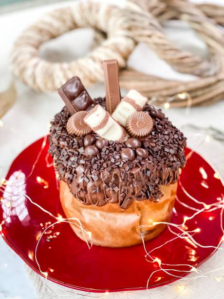 Caramel Brownieria - Brownietone de Nutella, chocotone recheado com brownie intercalado com creme de avelã, e na cobertura, creme de avelã e pedaços de Kit Kat, Kinder Bueno, Alpino e uva drageada (R$ 152 - 1kg) Caramel Brownieria - Brownietone de Nutella, chocotone recheado com brownie intercalado com creme de avelã, e na cobertura, creme de avelã e pedaços de Kit Kat, Kinder Bueno, Alpino e uva drageada (R$ 152 - 1kg)