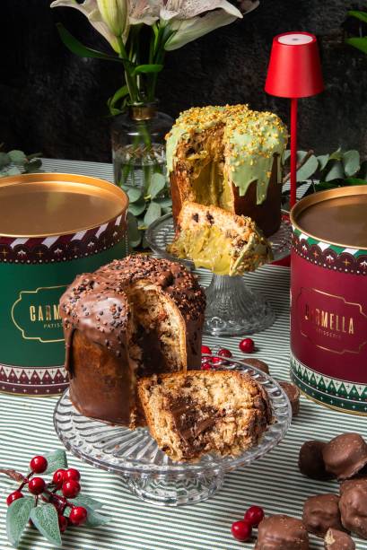 Carmella - Panetone com brigadeiro de pistache com cobertura de chocolate de pistache e pistache triturados (R$ 295 - 1,1 kg e 500g de recheio) Carmella - Panetone com brigadeiro de pistache com cobertura de chocolate de pistache e pistache triturados (R$ 295 - 1,1 kg e 500g de recheio)