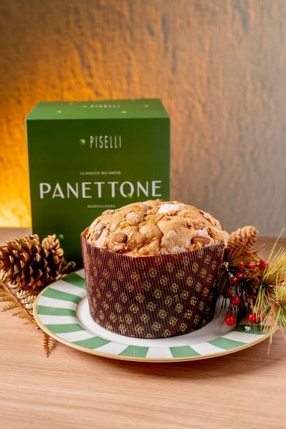 Piselli - Panettone Clássico Milanese, é feito de fermentação natural (Lievito madre – fermento natural trazido diretamente da Itália) deixando a massa, mas delicada e leve, incrementado com frutas cristalizadas, pistache, passas, amêndoas e especiarias (R$ 190 - 1kg) Piselli - Panettone Clássico Milanese, é feito de fermentação natural (Lievito madre – fermento natural trazido diretamente da Itália) deixando a massa, mas delicada e leve, incrementado com frutas cristalizadas, pistache, passas, amêndoas e especiarias (R$ 190 - 1kg)