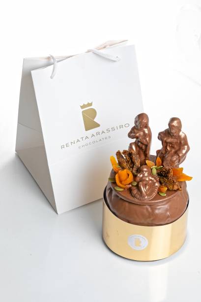 Renata Arassiro - Panetone de Pres&eacute;pio, tradicional panetone de frutas secas basilicata, com topping de pres&eacute;pio em chocolate belga decorado com frutas secas (R$ 265 - 750g)