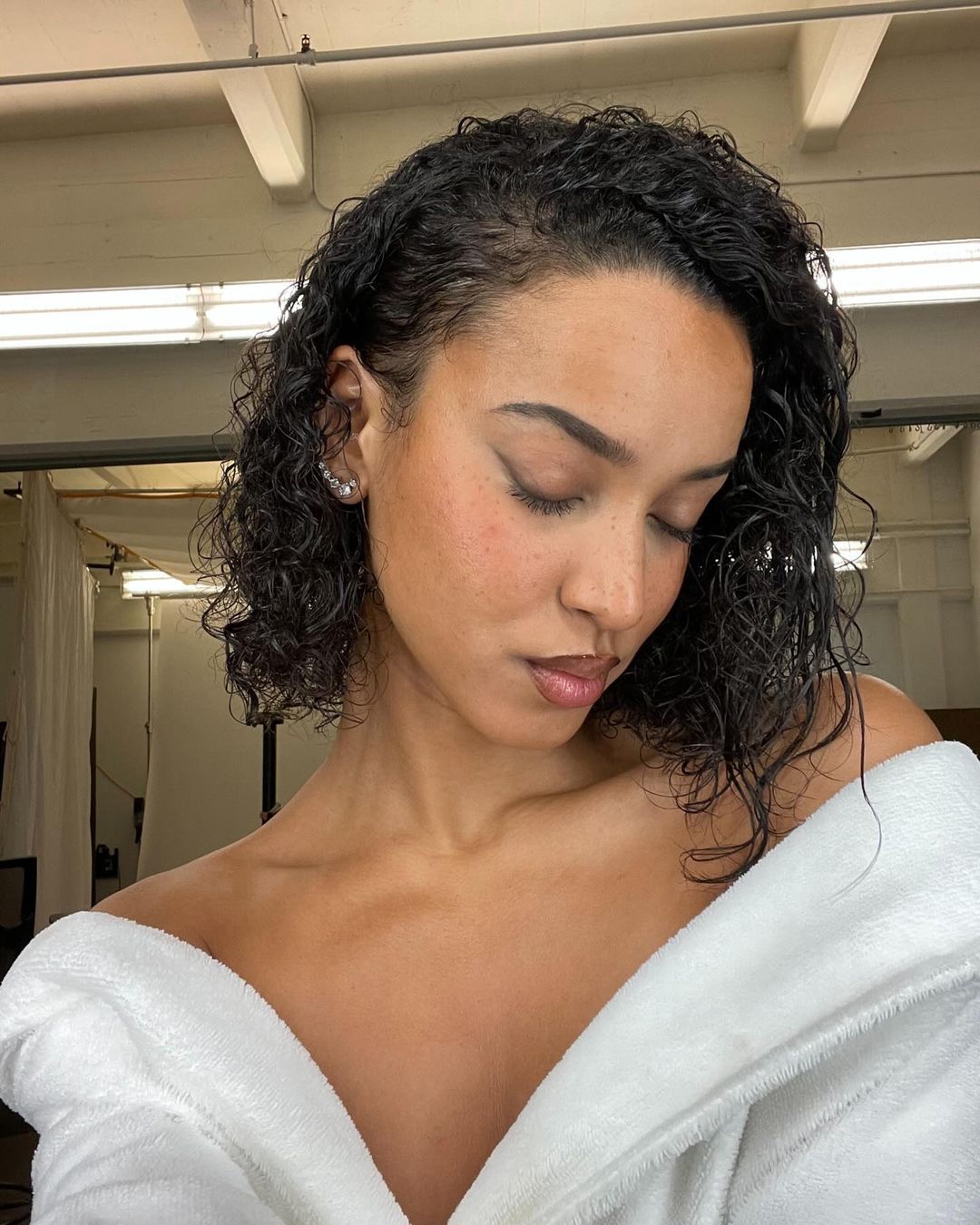 Cabelo cacheado com corte que ser&aacute; tend&ecirc;ncia em 2025