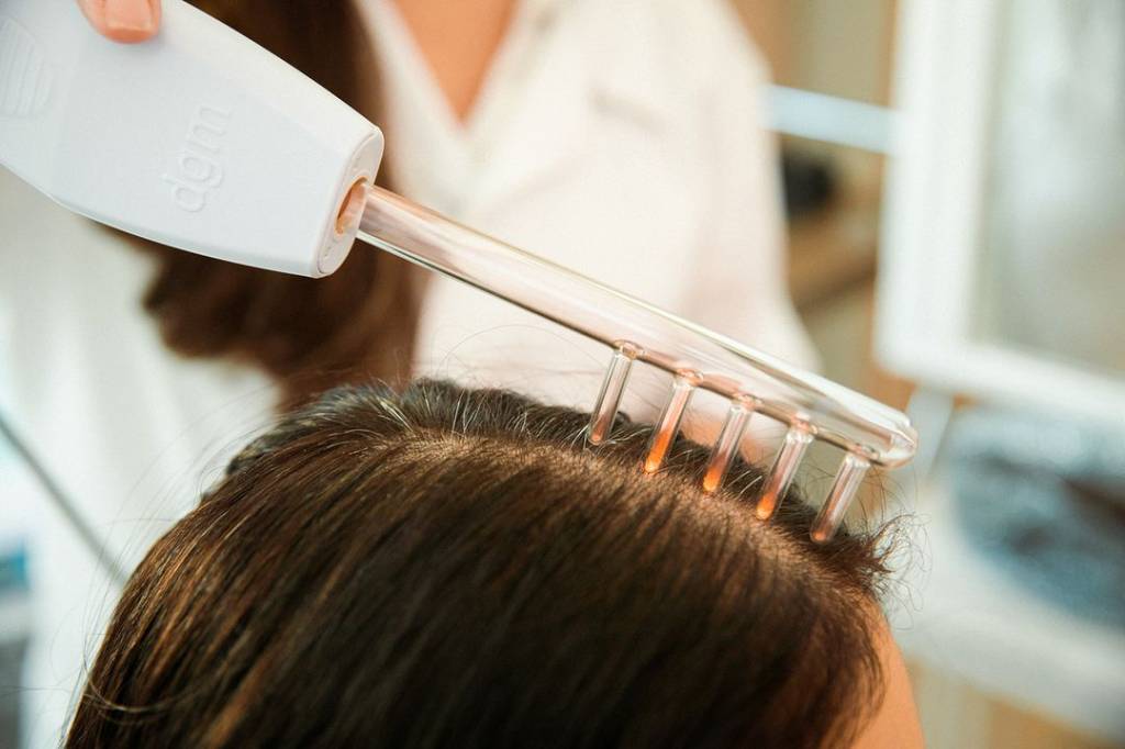 Pente de alta frequência faz o cabelo crescer mais rápido? Descubra!