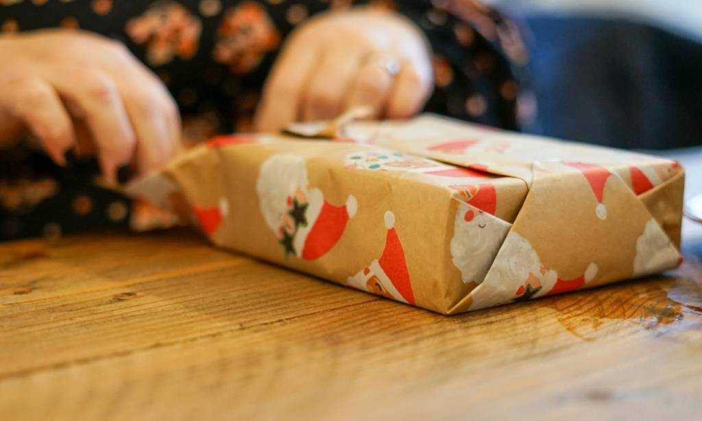 7 ideias de presentes para amigo secreto que custam até 80 reais