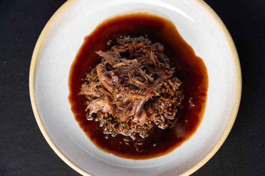 Receita de arroz vermelho com lascas de pato é perfeita para ocasião especial