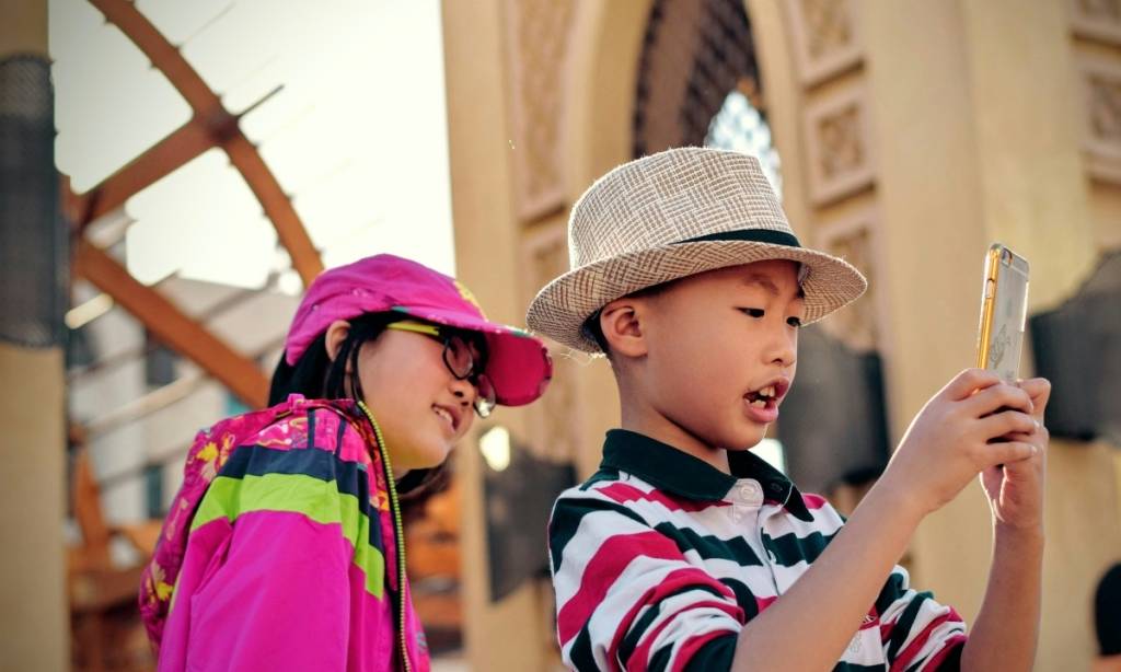 Como lidar quando o seu filho é o único sem celular da turma?